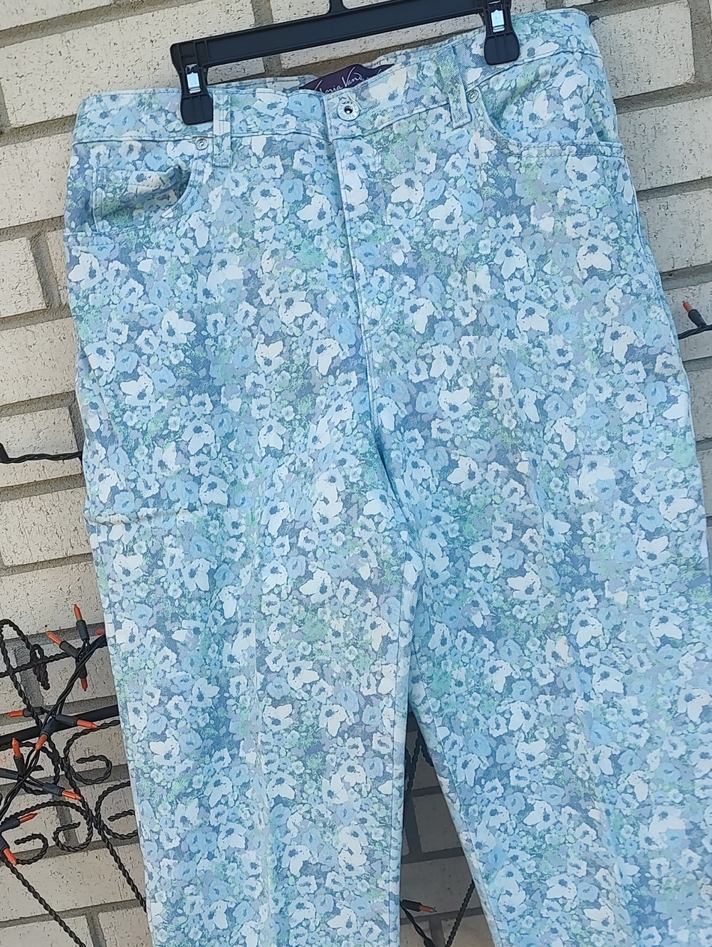 Gloria Vanderbilt// Floral White &Blue Capris pants - Picture 5 of 10